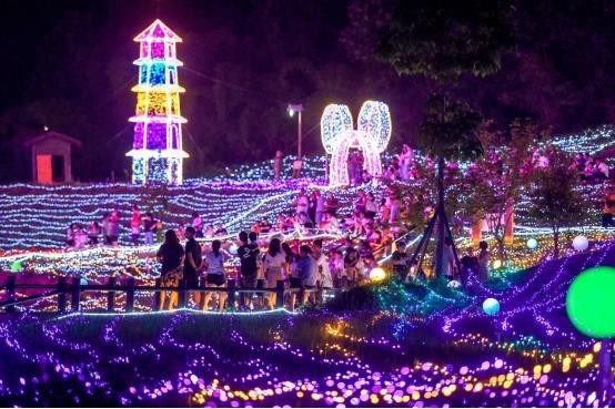 贵阳再添夜游好去处 乡愁贵州光影艺术公园火爆“出圈”