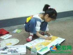 第三十四届世界儿童画精品展-邯郸少儿现场作画