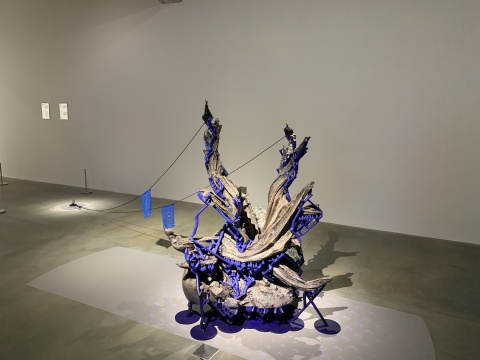 铁木尔·斯琴《刺柏》 150 x 86 x 122.5cm 3D 打印材料，丙烯酸 2019
