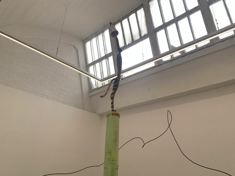 《脱离轨道的玛利亚帕宾斯》 230×50×30cm&nbsp;铸铝喷漆 2021 