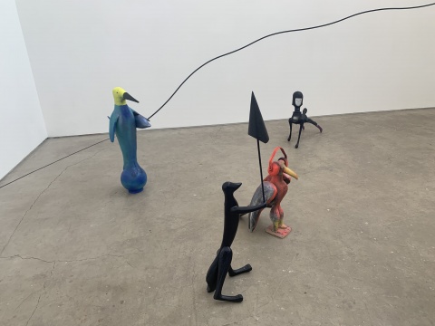左起：《兄弟情》 102×79×47cm&nbsp;铸铝喷漆 2021《奥林匹亚回归》 117×22×28cm&nbsp;铸铝喷漆 2021《退休明星》 67×50×34cm&nbsp;铸铝喷漆 2021《约会去的灰姑娘》 69× 81×31cm&nbsp;铸铝喷漆 2021