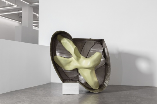 《总是，不是全部 No.9》 170×170×164cm 不饱和聚酯树脂、丙烯酸喷漆、不锈钢、汉白玉 2020 