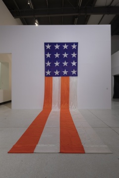 詹姆斯·李·拜尔斯 《美国国旗》965 x 223.5cm&nbsp; 醋酸丝 1974 &copy; 艺术家遗产 图片由红砖美术馆提供 