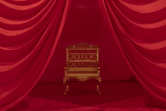 詹姆斯·李·拜尔斯 《问题的哲学之椅》160 x 160 x 117cm 镀金西藏柚木 1996 &copy; 艺术家遗产 图片由红砖美术馆提供 