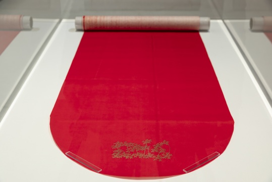 詹姆斯·李·拜尔斯&nbsp;《无题》&nbsp;396 x 30.5 cm 红色纸本金色钢笔 1993 &copy; 艺术家遗产 图片由红砖美术馆提供 