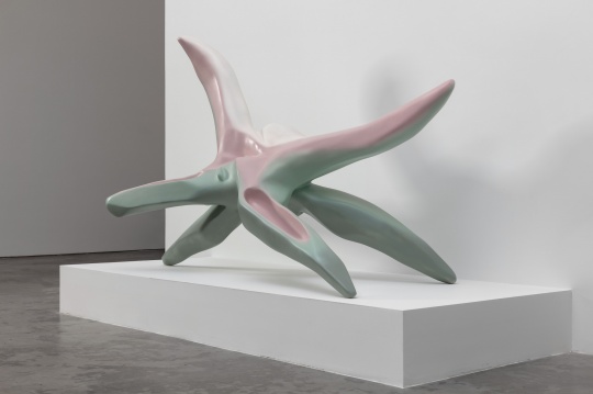 《总是，不是全部 No.2》 144×105×255cm 不饱和聚酯树脂、丙烯酸喷漆 2021 