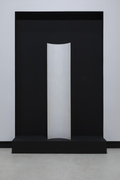詹姆斯·李·拜尔斯 《月柱》250 x 60 x 30 cm 大理石 1990 &copy;&nbsp;艺术家遗产 图片由红砖美术馆提供 