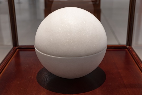 詹姆斯·李·拜尔斯 《球形书》由两部分组成 整体直径21 cm&nbsp;&nbsp;大理石 1989 &copy; 艺术家遗产 图片由红砖美术馆提供 