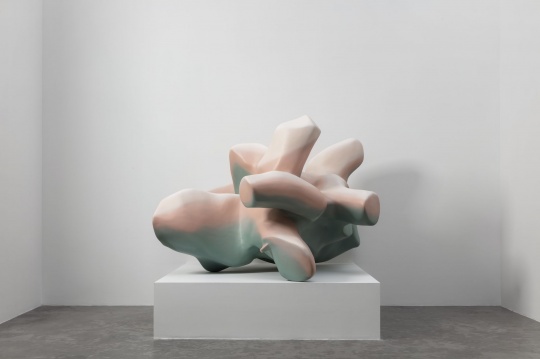 《总是，不是全部 No.1》 138×198×216cm 不饱和聚酯树脂、丙烯酸喷漆 2021 
