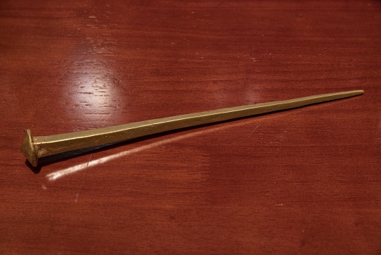 詹姆斯·李·拜尔斯《哲学钉》27 x 3 x 3 cm&nbsp;镀金铁 1986 &copy; 艺术家遗产 图片由红砖美术馆提供 
