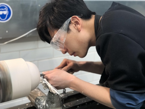 毕业于英国皇家艺术学院应用艺术系陶瓷和玻璃专业，于2017年取得英国金斯顿大学产品和家居设计荣誉学士学位。他的创作致力于探索手工艺美学与现代工业生产的平衡，风格融合新生代审美和东方工艺。 &nbsp; 