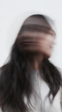 黄佳理毕业于英国皇家艺术学院，获得陶瓷与玻璃专业硕士学位; 此前她毕业于中央圣马丁艺术学院陶瓷设计专业，获学士学位。她的创作以陶瓷和玻璃作为媒介，探索雕塑形式与功能性设计的边界。《琢》系列曾于2020年荣获新视野国际新锐艺术设计作品展金奖。 &nbsp; 