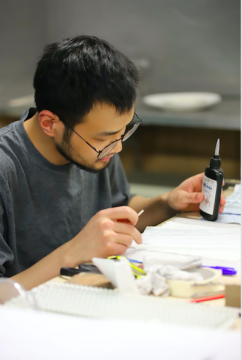 2017年毕业于中国美术学院获学士学位，2019年毕业于英国皇家艺术学院获硕士学位。&nbsp;专注研究玻璃材料本身和其光学特性，并应用于创作。 