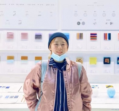 中国美术学院玻璃设计专业硕士。 作品曾被私人收藏家、 秦皇岛玻璃博物馆、丹⻨Ebeltoft博物馆、美国Foci MCGA 画廊等收藏。 &nbsp; 