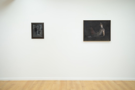 左-邱瑞祥 《无题》 &nbsp;40×30cm 布面丙烯&nbsp; 2012&nbsp; 展览现场 右-邱瑞祥 《无题》 &nbsp;60×80cm&nbsp; 布面油画 2015-2016 展览现场 
