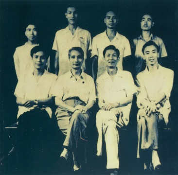 &nbsp;中央美术学院油画系第三画室教师，右起：詹建俊、董希文、许幸之、梁运清，后排是第三画室学生 