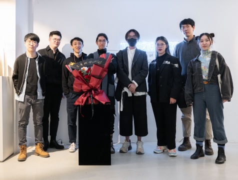 策展人与艺术家开幕现场合影 