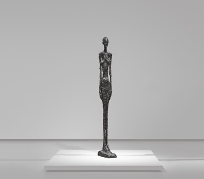 阿尔贝托·贾科梅蒂 《高挑的女人II》 277×29×57.2cm 铜、铜锈 1960 鸣谢路易威登基金会 