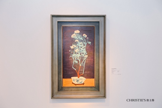  常玉 《静月莹菊》 91.5 x 48cm 油彩 纤维板 约 1950 年代作&nbsp; 估价:港元 78,000,000 – 120,000,000 / 美元 11,000,000 – 15,000,000 