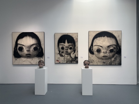 Roby Dwi Antono 《Kinara》 160×150cm 布面木炭、喷漆 2021Roby Dwi Antono 《Wening》 110×150cm 布面木炭、喷漆 2021Roby Dwi Antono 《Liris》 160×150cm 布面木炭、喷漆 2021