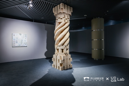 金雨&nbsp;《城市表皮》80 x 80 x 310cm&nbsp;三合板&nbsp;&nbsp;2021 