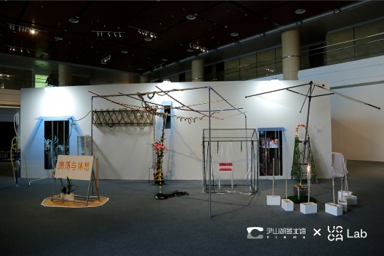 张佳沁，《游荡与休憩》&nbsp;尺寸可变 &nbsp;组合装置，综合材料&nbsp;2021 