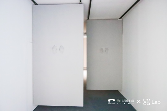 顾承洋&nbsp;《接近》&nbsp;800x260x270cm &nbsp;热塑土、不锈钢、灯、综合材料&nbsp;2021 