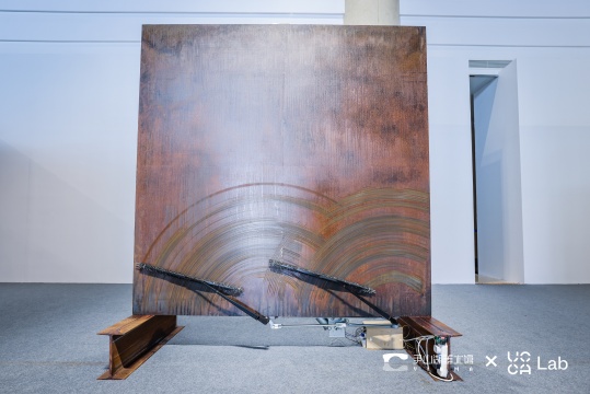 刘亚洲&nbsp;《雨刷器》200 x 220 x 100cm, 150 x 160 x 30cm&nbsp;机械装置，耐候钢&nbsp;2021 