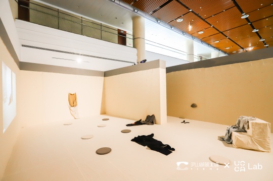 顾承洋《余温》&nbsp;500x1000cm &nbsp;布料衣服、针线、棉布、影像记录&nbsp;2020 