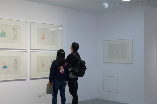 展览现场的观众 