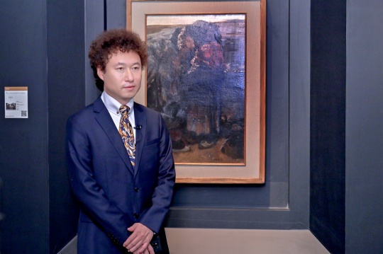 北京保利拍卖现当代艺术部总经理常天鹄介绍陈丹青《西藏组画 • 牧羊人》 
