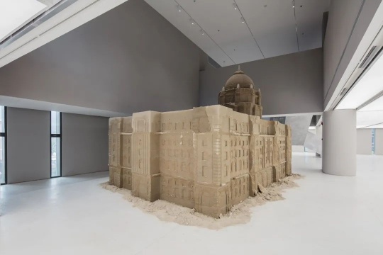 黄永砅,《沙的银行，银行的沙》，2000 ，沙、水泥，350 × 600 × 430 cm 。管艺当代文献馆收藏，致谢沈远 。“激浪之城：世纪之交的艺术与上海”展览现场，UCCA Edge，2021 &nbsp; 