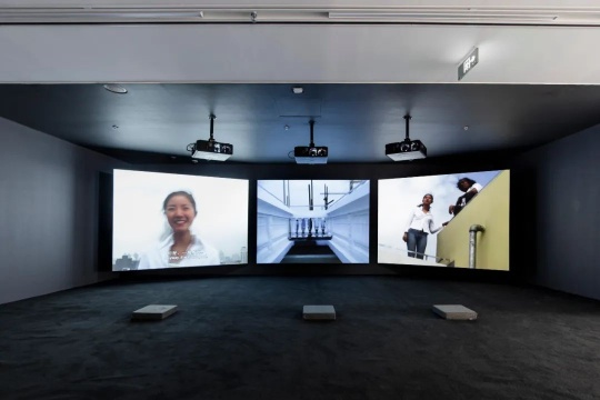 杨福东，《天上，天上，茉莉，茉莉》，2002，3&nbsp;频彩色有声影像，18&nbsp;分钟，音乐&nbsp;:&nbsp;林笛、苏勇。 图片由&nbsp;UCCA&nbsp;尤伦斯当代艺术中心提供。 