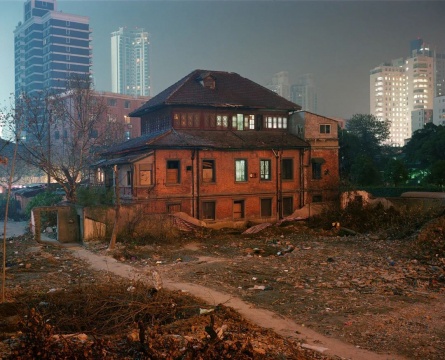 季瑞（Greg Girard），《魅影上海：华山路上的房子，北立面》，2006，收藏级喷墨打印。 &nbsp; 