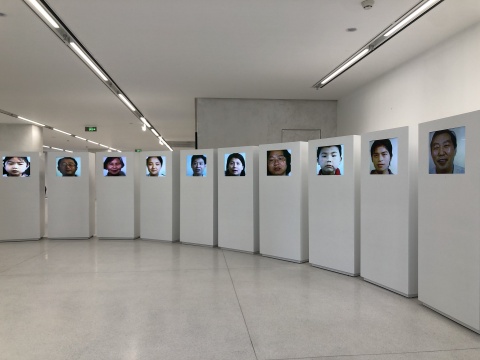 张培力，《祝你快乐》（静帧），1999，10频彩色有声影像(PAL格式)装置，5分38秒 &nbsp; 