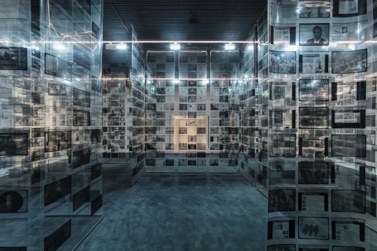 胡介鸣，《1999-2000&nbsp;传奇》，2000，装 置，胶片、铁架、尼龙线、蓝色射灯、扬声 器、CD&nbsp;播放机，尺寸可变。 图片由&nbsp;UCCA&nbsp;尤伦斯当代艺术中心提供。 &nbsp; 