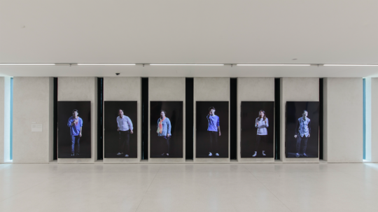 杨振中，《消毒》 ，2015，6&nbsp;频彩色无声高清 影像装置，15&nbsp;分钟，181&nbsp;×&nbsp;111 cm，6&nbsp;件 。图片 由&nbsp;UCCA&nbsp;尤伦斯当代艺术中心提供。 