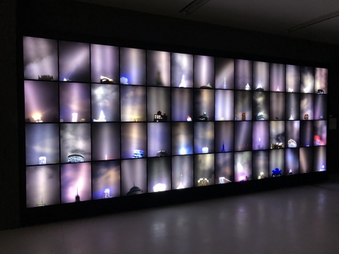 施勇，《“引力”——上海夜空》，&nbsp;2003-2004，灯箱装置，金属框架、半透 明亚克力软片、亚克力板、荧光灯管、 灯箱，556&nbsp;×&nbsp;50&nbsp;×&nbsp;239 cm。图片由&nbsp;UCCA&nbsp;尤伦斯当代艺术中心提供。 &nbsp; 