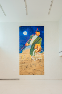 周铁海，《采购幸福/茁壮成长离不开教父教母的呵 护》，1997，纸上综合媒介，328&nbsp;×&nbsp;630 cm。 管艺当代 文献馆收藏。图片由&nbsp;UCCA&nbsp;尤伦斯当代艺术中心提 供。 