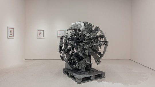 马修·巴尼，《凯佩拉》，2016/2021，锌浇铸 雕塑，185.4&nbsp;×&nbsp;177.8&nbsp;×&nbsp;165.1 cm。致谢艺术家与格 莱斯顿画廊(纽约、布鲁塞尔)。图片由&nbsp;UCCA&nbsp;尤伦斯当代艺术中心提供。 
