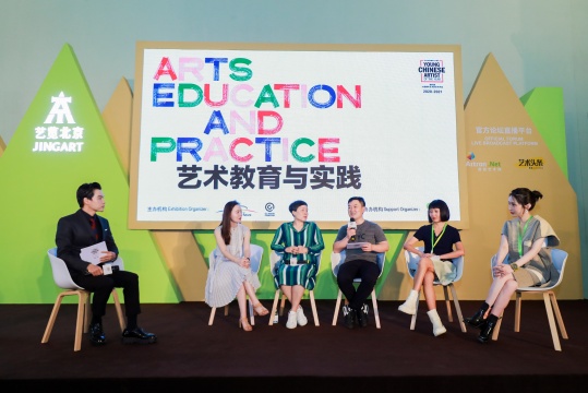嘉宾对话（从左至由：唐凤靓，ART021上海廿一当代艺术博览会及JINGART艺览北京联合创始人应青蓝，四川美术学院造型艺术学院副院长、油画系主任王朝刚，资深艺术媒体人、策展人、纪录片导演曹丹，展览组织人尚端） 