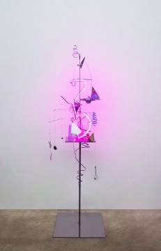 袁松《风景 No.4&nbsp;》60 × 60 × 190cm&nbsp;铁、不锈钢、树脂、木、石头、铝、碳、LED 灯 2018 