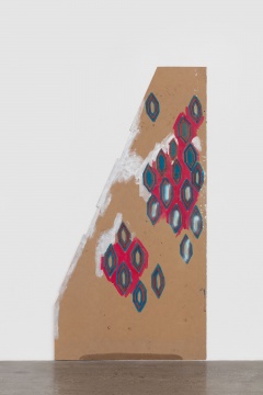 《菱形 - 点》236×122.5cm&nbsp;密度板、丙烯、喷漆&nbsp;2018-2020 