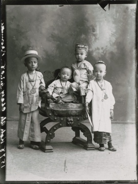 G.R. 兰伯特公司 《海峡华人儿童的照相馆肖像》玻璃底片印刷品 1910（图片由新加坡国家博物馆、国家文物局提供） 