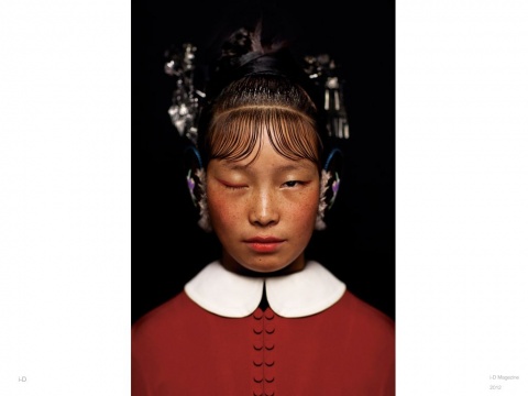 陈漫 《中国十二色之曙红 No.1》 80cm×53.33cm C-Print 2011（作品由中央美术学院美术馆收藏并提供）