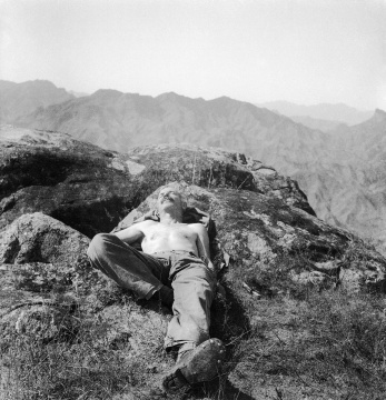 沙飞 《白求恩日光浴》 1939年 （图片由王雁女士提供，鸣谢北京画院美术馆） 