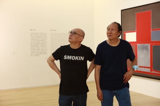 毛旭辉（右）在当代唐人艺术中心展览开幕现场 