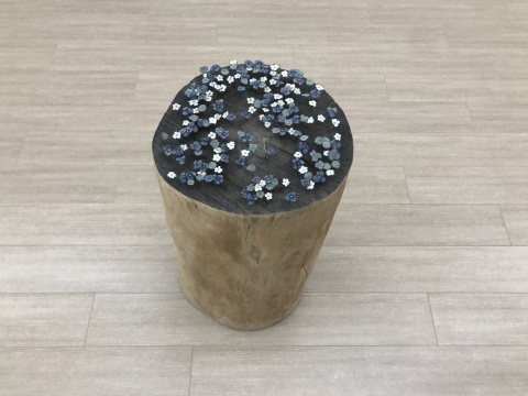 张雪瑞 《微林-蓝》高56.5cm 直径28.5-24cm 旧衣物、大头针、树干 2016-2021 
