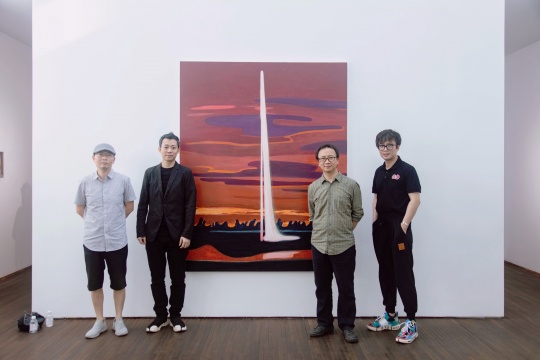 开幕现场，艺术家许永城（左二）、策展人王将（右一）及嘉宾 
