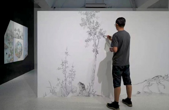 曾健勇在画廊现场作画 